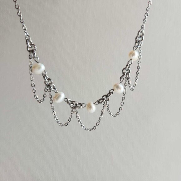 Gothic Coquette white freshwater pearl chandelier necklace with a small silver c - Picture 4 of 7